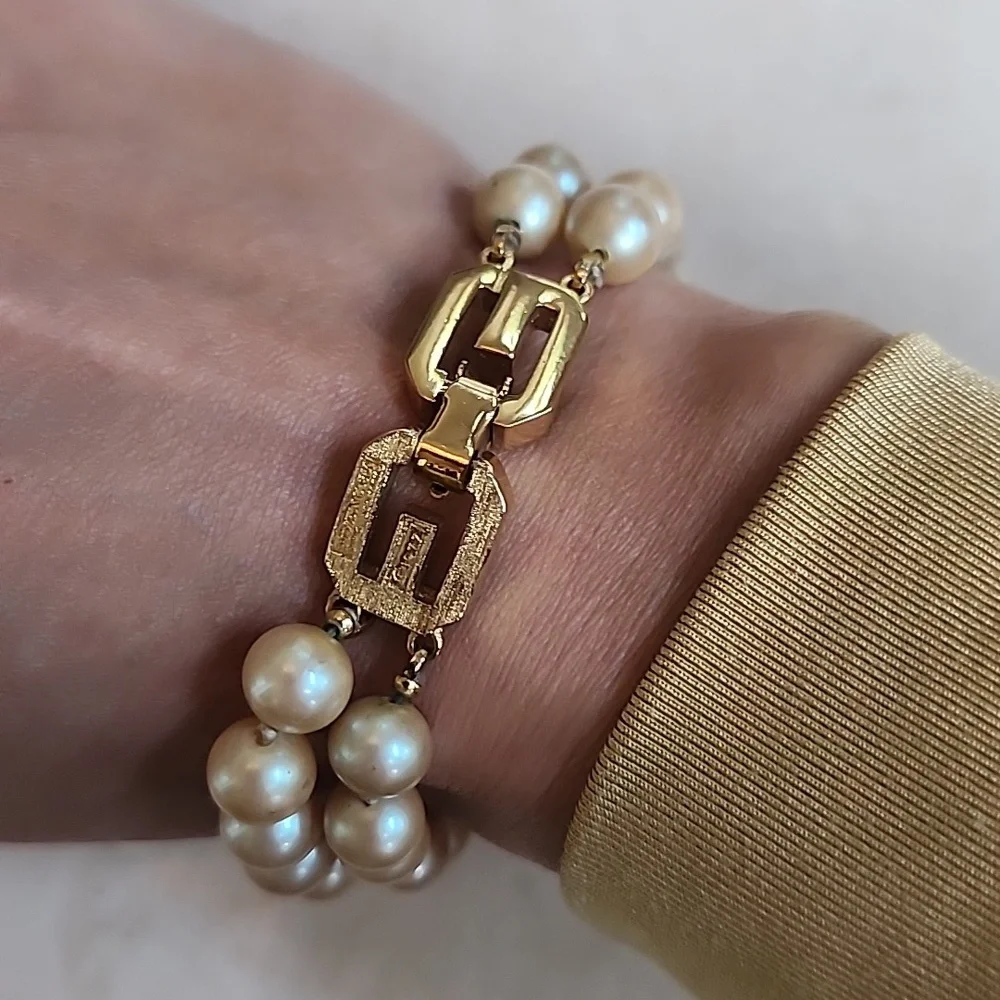 Givenchy 1977 Gold Faux Pearl Bracelet - Picture 5 of 7